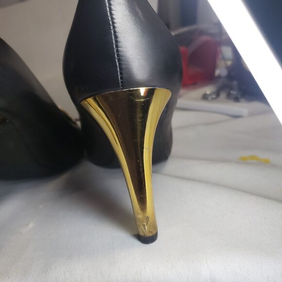 Geox Black and Gold Pumps
Sz 37
scuffs on heels (see pix)
Gently worn
JJJ - Picture 5 of 7